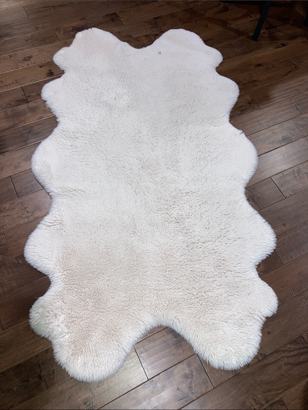Mon Chateau Ivory Faux Sheepskin Accent Rug - 42” x 70”